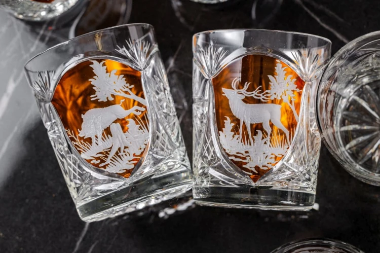 Prezent dla myśliwego – kryształowe szklanki do whisky z motywem myśliwskim bursztynowe MK80 6szt