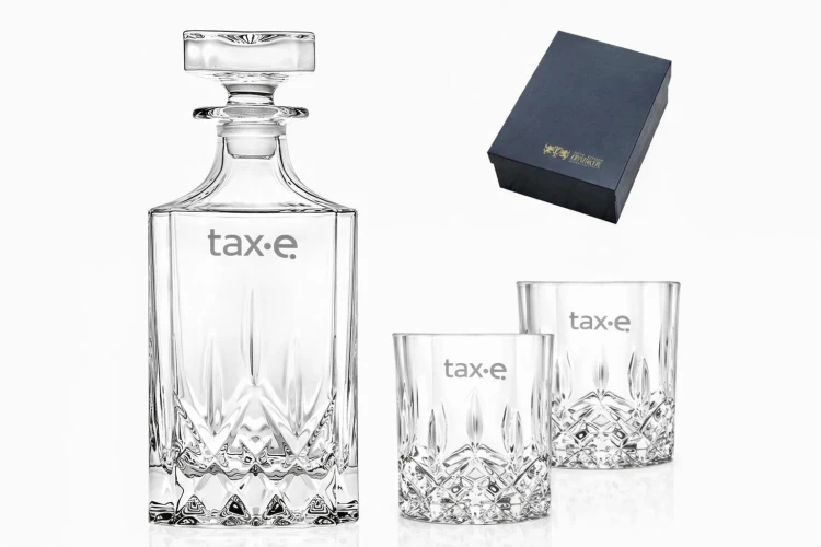 Zestaw do whisky: kryształowa karafka z grawerem+ kryształowe szklanki do whisky z grawerem 2szt w opakowaniu prezentowym ROP11