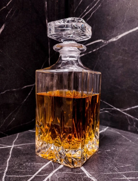 Zestaw do whisky: kryształowa karafka z grawerem+ kryształowe szklanki do whisky z grawerem 2szt w opakowaniu prezentowym ROP11