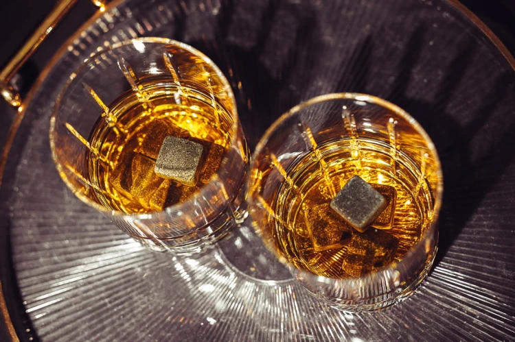 Whisky stones kamienie lodowe kostki do whisky 12szt. w opakowaniu drewnianym