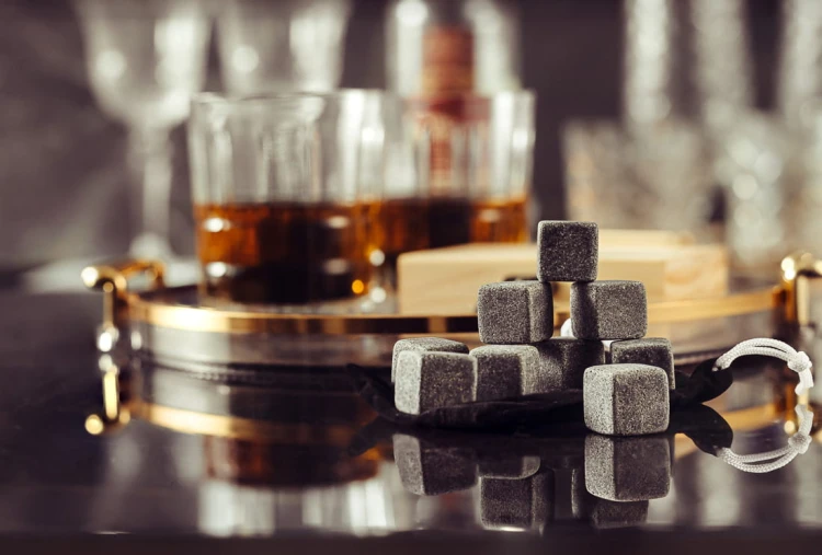 Whisky stones kamienie lodowe kostki do whisky 12szt. w opakowaniu drewnianym