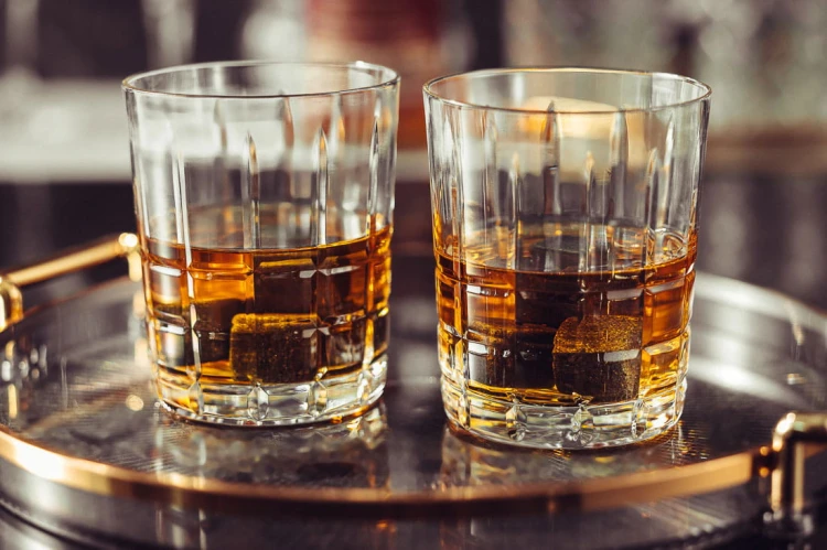 Whisky stones kamienie lodowe kostki do whisky 12szt. w opakowaniu drewnianym