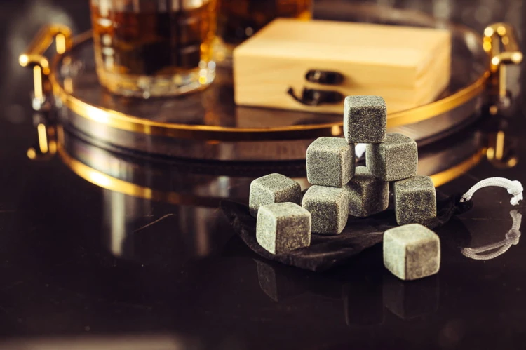Whisky stones kamienie lodowe kostki do whisky 12szt. w opakowaniu drewnianym