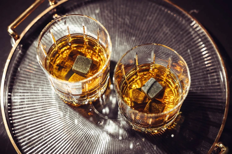 Whisky stones kamienie lodowe kostki do whisky 12szt. w opakowaniu drewnianym