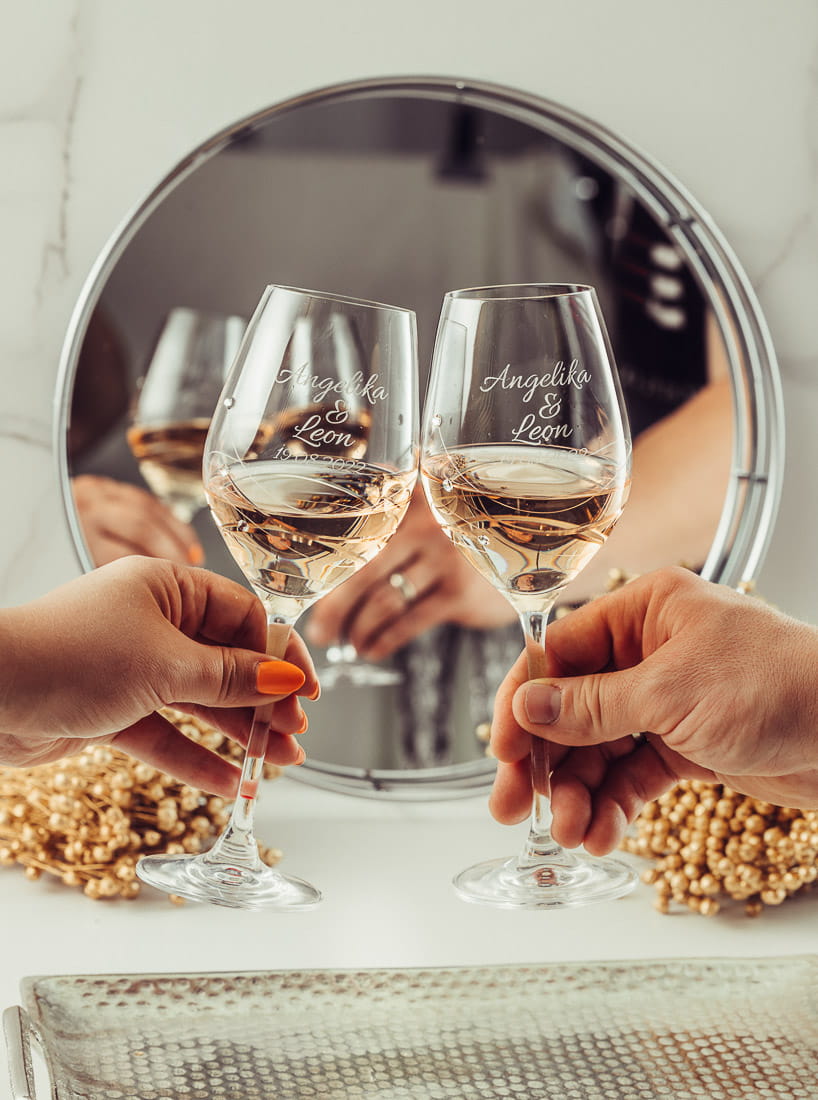 Kryształowe kieliszki do wina z grawerem dla Pary Młodej z kryształkami Swarovskiego 360ml, 2szt w pudełku prezentowym- prezent na ślub SS02